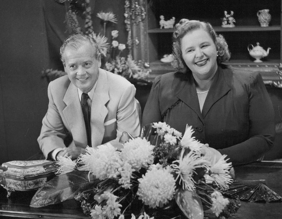 Ted Collins and Smith on her television show, 1953. (Public Domain)
