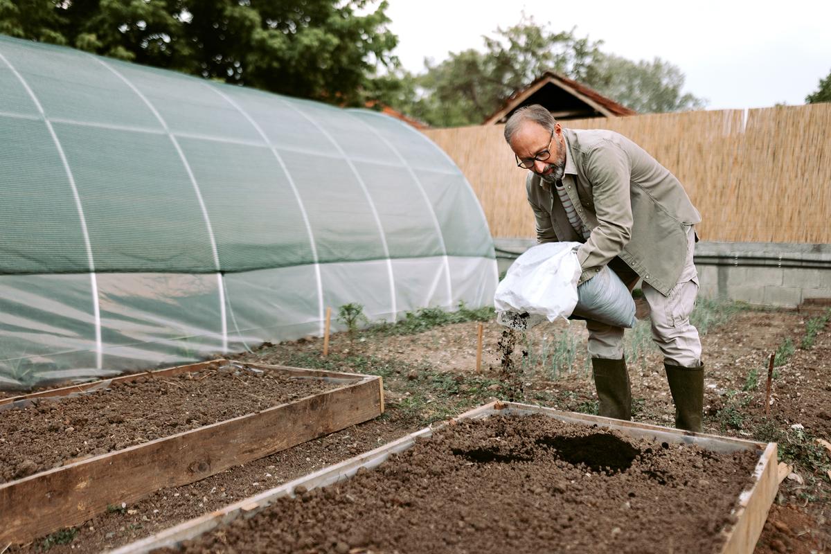 Different fertilizers offer different benefits, making it important for gardeners to choose the option that best suits their soil. (mixetto/Getty Images)