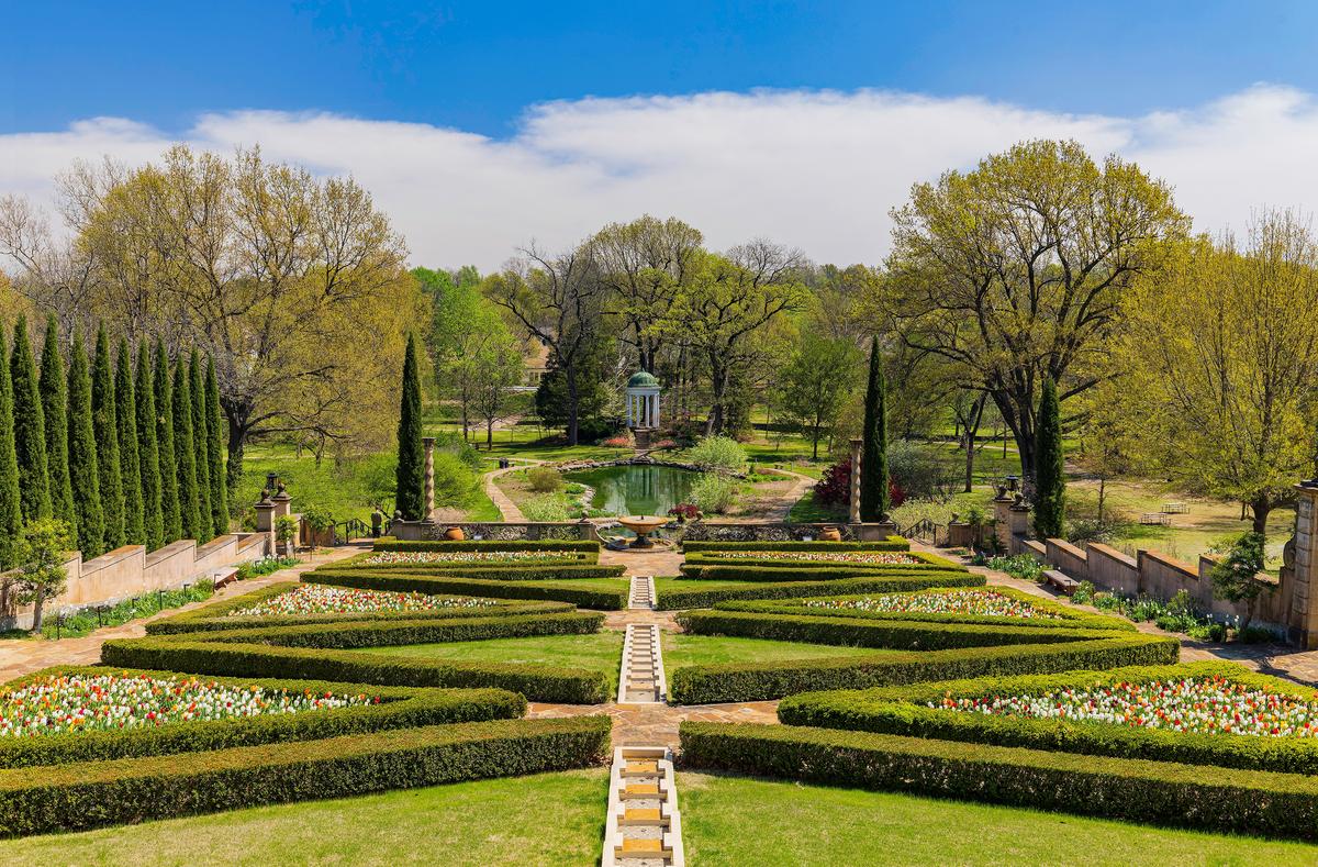 Geometric shapes created by low boxwood hedges play an important role in distinguishing aspects of the formal gardens, which include walls, a pond, and a gazebo-like structure called a tempietto, or little temple. Architect Edward Buehler Delk joined with the landscape architectural firm Hare & Hare to create a formal garden plan inspired by Giacomo Barozzi da Vignola’s 1566 Italian country estate. In true Italian style, the garden’s dominant focus is on the color green, achieved with such plants as English ivy, Chinese privet, and boxwood. Surrounding the garden are many native plants and trees. (Kit Leong/Shutterstock)