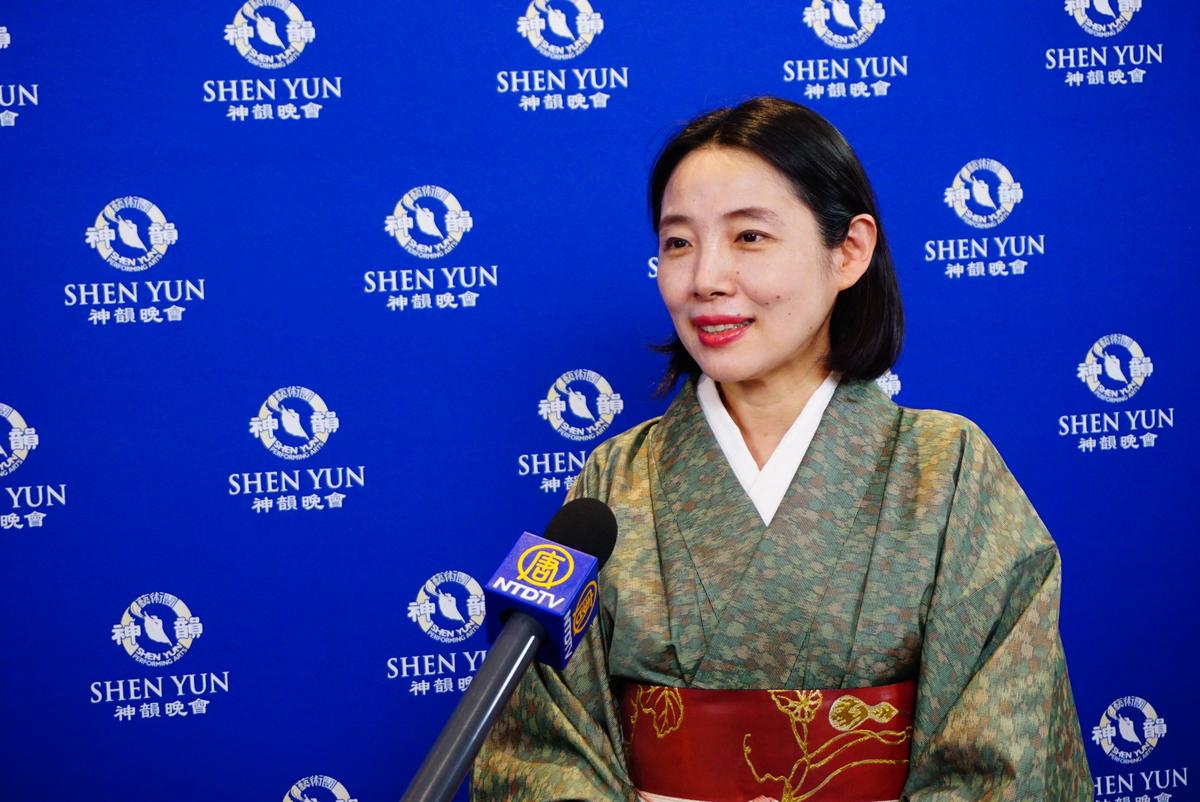 On April 2, 2026, Rieko Suzuki, a Japanese dance performer and student of Umeyuki Bando, accompanied her teacher to a Shen Yun performance at the Shinjuku Bunka Center in Tokyo. (NTD)