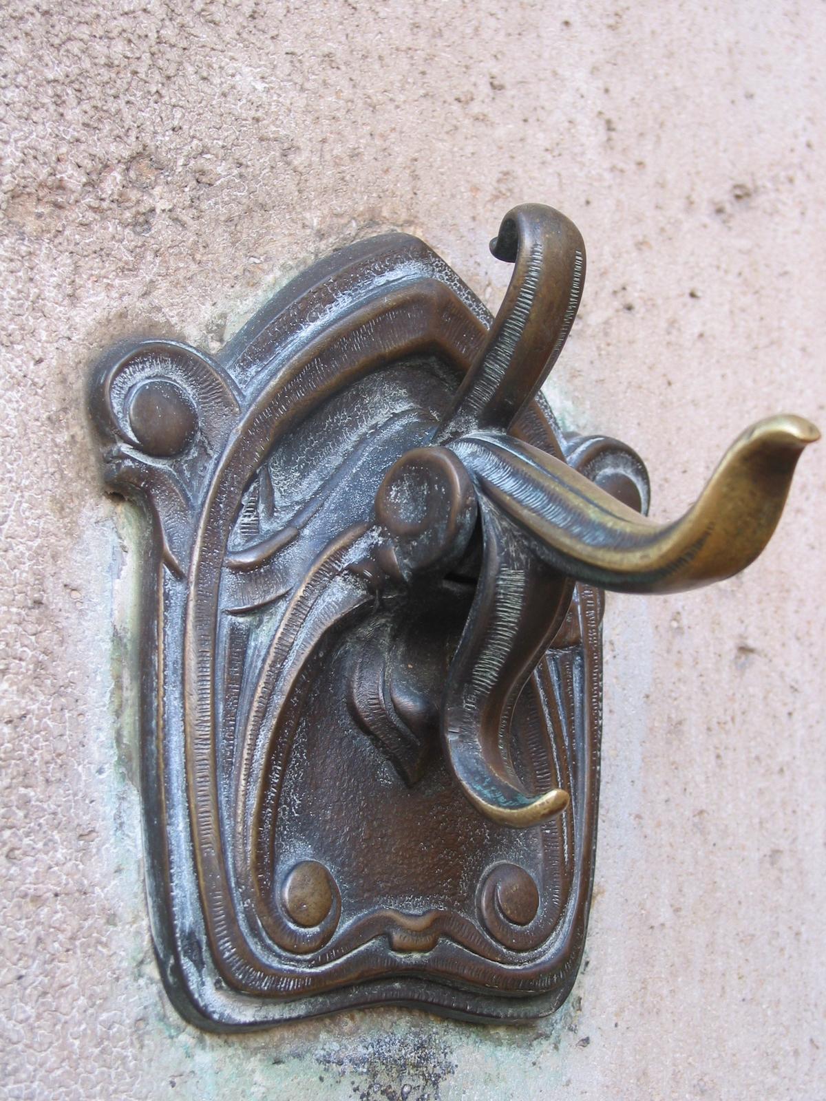 Horta was both architect and designer, ensuring every detail, large or small, worked in harmony. Even a simple doorbell reflects this philosophy. Crafted to complement the overall architecture, these functional elements often feature floral or biomorphic motifs, blending utility with artistry. Such attention to detail transforms ordinary objects into integral parts of the building’s cohesive art nouveau vision, where form and function flow seamlessly together. (<a title="User:Jean-Pol GRANDMONT" href="https://commons.wikimedia.org/wiki/User:Jean-Pol_GRANDMONT">Jean-Pol GRANDMONT</a>/<a title="Category:CC-BY-2.0" href="https://commons.wikimedia.org/wiki/Category:CC-BY-2.0">CC-BY-2.0</a>)