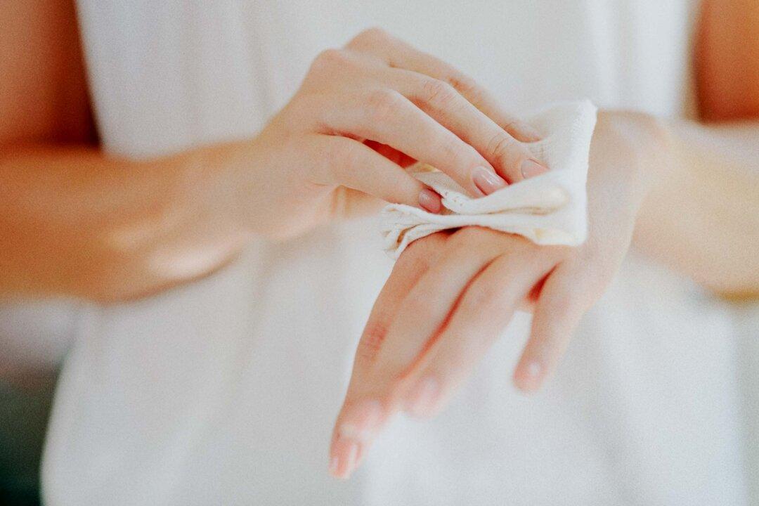 How to Make Reusable Wet Wipes for Gentle Skin Care and Home Cleaning