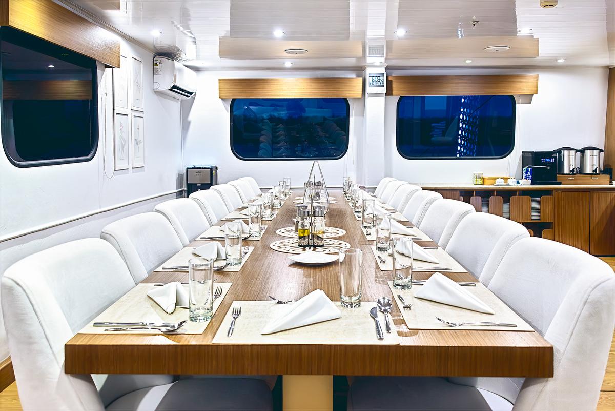 <span style="font-weight: 400;">The catamaran’s communal dining table was conducive to getting to know our 12 shipmates from four continents. </span>(Maria Coulson)