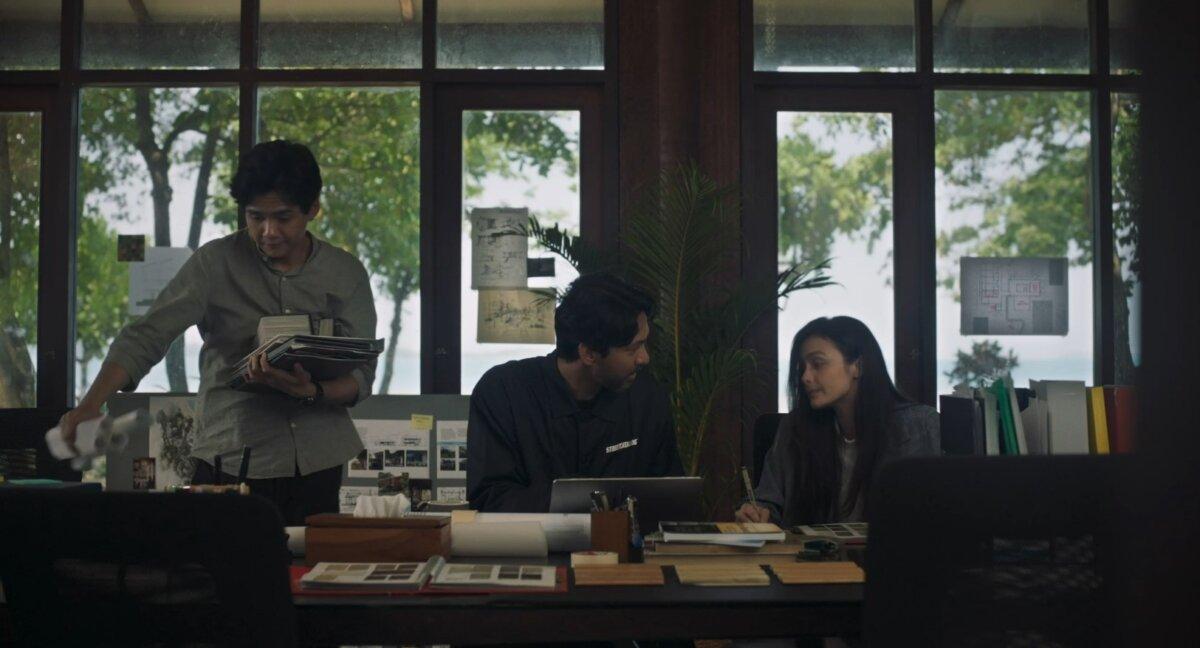 (L–R) Moko (Chicco Kurniawan), Bayu Pratama (Nizar Umar Akbar), and Maurin (Amanda Rawles), in "A Brother and 7 Siblings." (Mandela Pictures)