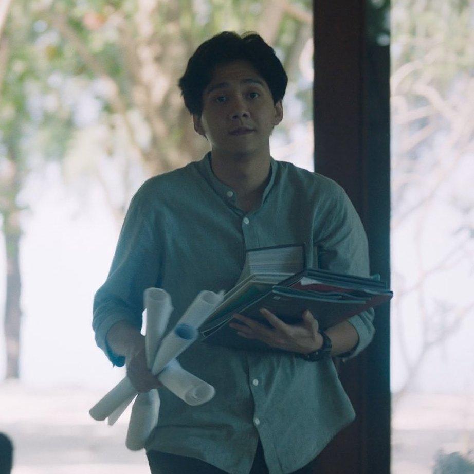 Moko (Chicco Kurniawan) works to keep his family together, in “A Brother and 7 Siblings.” (Mandela Pictures)