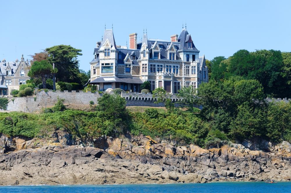 Sarah Vaughn’s mystery novel set in a clifftop mansion delivers the family-crisis drama that her readers want. (Petr Kovalenkov/Shutterstock)