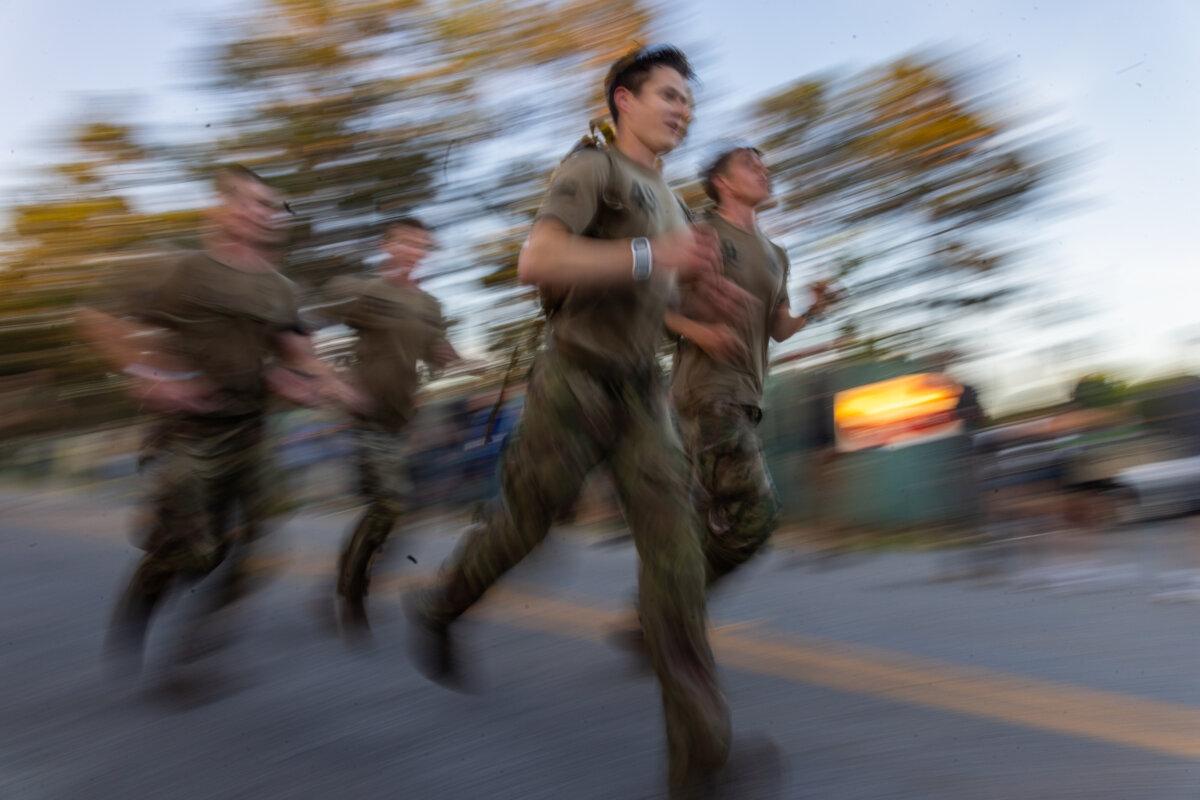 Soldiers race to survive the first round of cuts at the 2026 Best Ranger Competition at Fort Benning, Ga., on April 10, 2026. (John Fredricks/The Epoch Times)