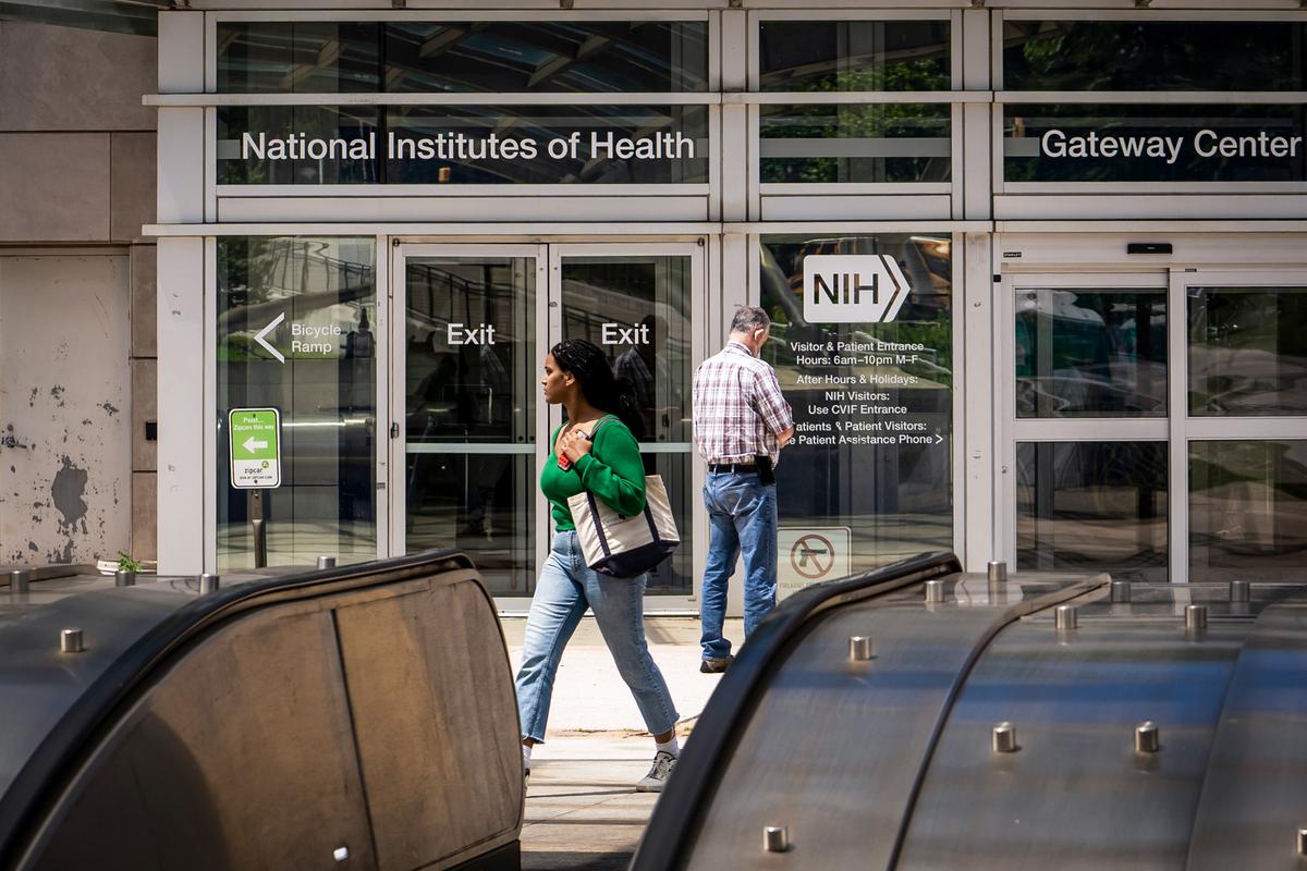 Fauci Deputy Who Declined COVID-19 Vaccine Feared Retaliation: Emails thumbnail