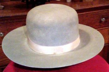The original “Boss of the Plains,” the simple, wide-brimmed felt hat John B. Stetson designed in the 1860s for life on the Western plains. It became the foundation for the American cowboy hat. (<a href="https://commons.wikimedia.org/wiki/File:1800s_Boss_of_the_plains_5.jpg">-oo0(GoldTrader)0oo-/CC BY-SA 3.0</a>)