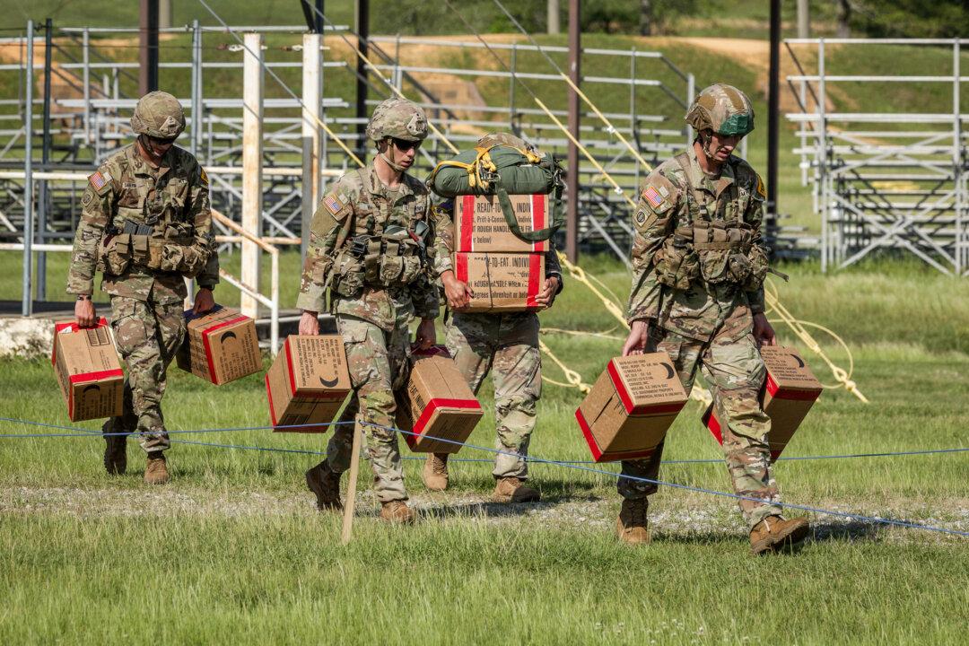U.S. Army soldiers take part in the Best Jumpmaster event at Fort Benning, Ga., on April 10, 2026. (John Fredricks/The Epoch Times)