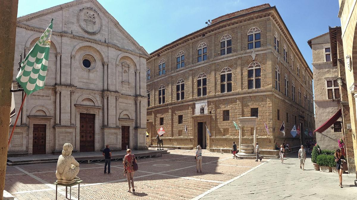 Tucked into the Tuscan countryside is Pienza, a planned city that Alberti designed. Piazza Pio II is the central square. (<a href="https://commons.wikimedia.org/w/index.php?title=User:Oschirmer&action=edit&redlink=1">Oschirmer</a>/<a href="https://creativecommons.org/licenses/by-sa/3.0/deed.en">CC BY-SA 3.0</a>)