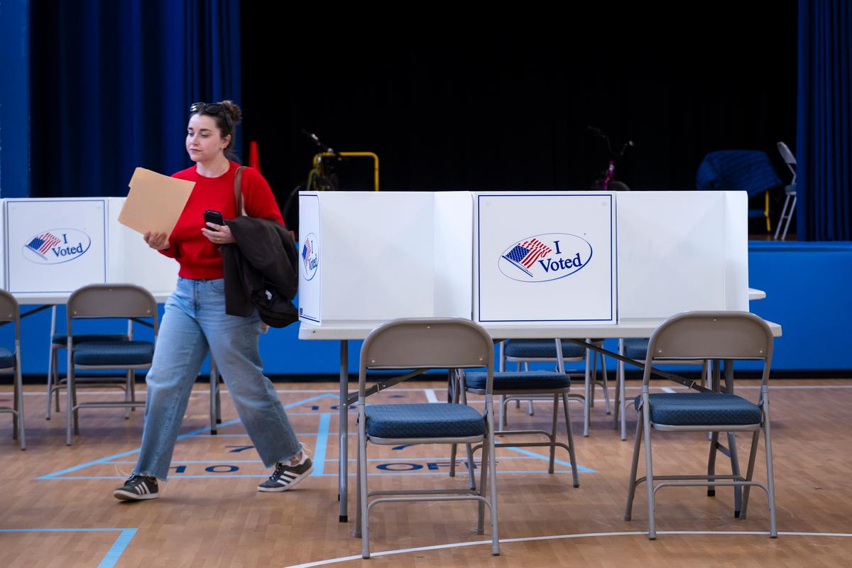 Virginia Voters Approve Redistricting Plan That Favors Democrats