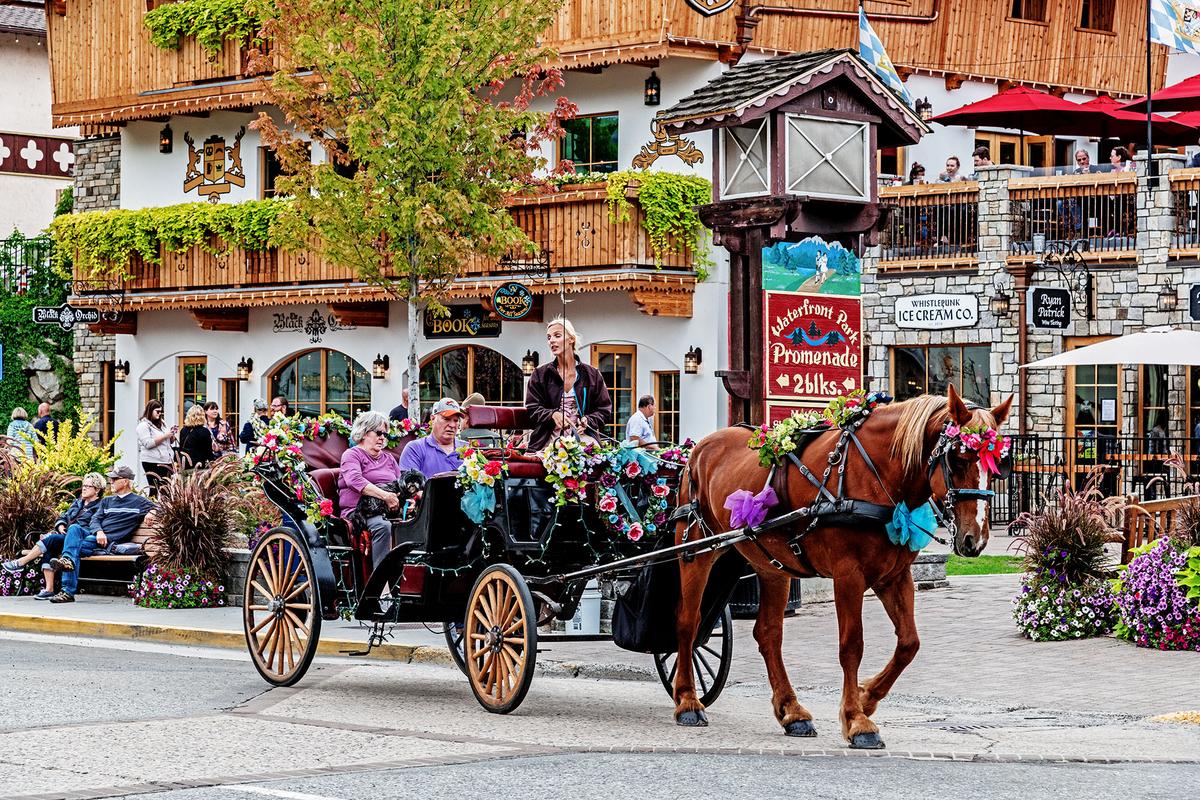 A horse and carriage transport tourists through Leavenworth, Washington. (randy andy/Shutterstock)