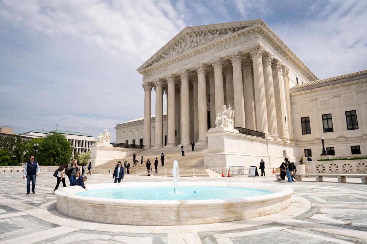 Supreme Court Considers Immigration Status of Chinese Green Card Holder Convicted of Counterfeiting