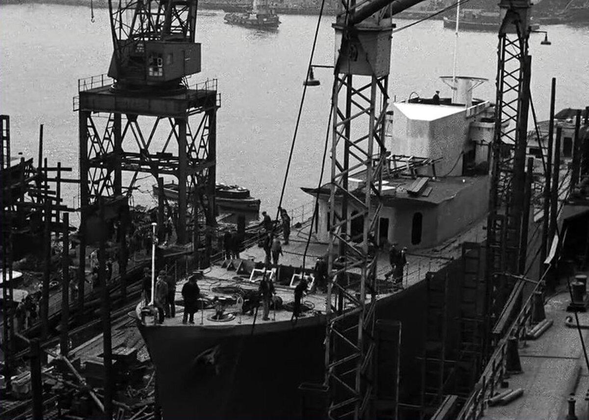 Building a ship, in “In Which We Serve.” (British Lion Films)