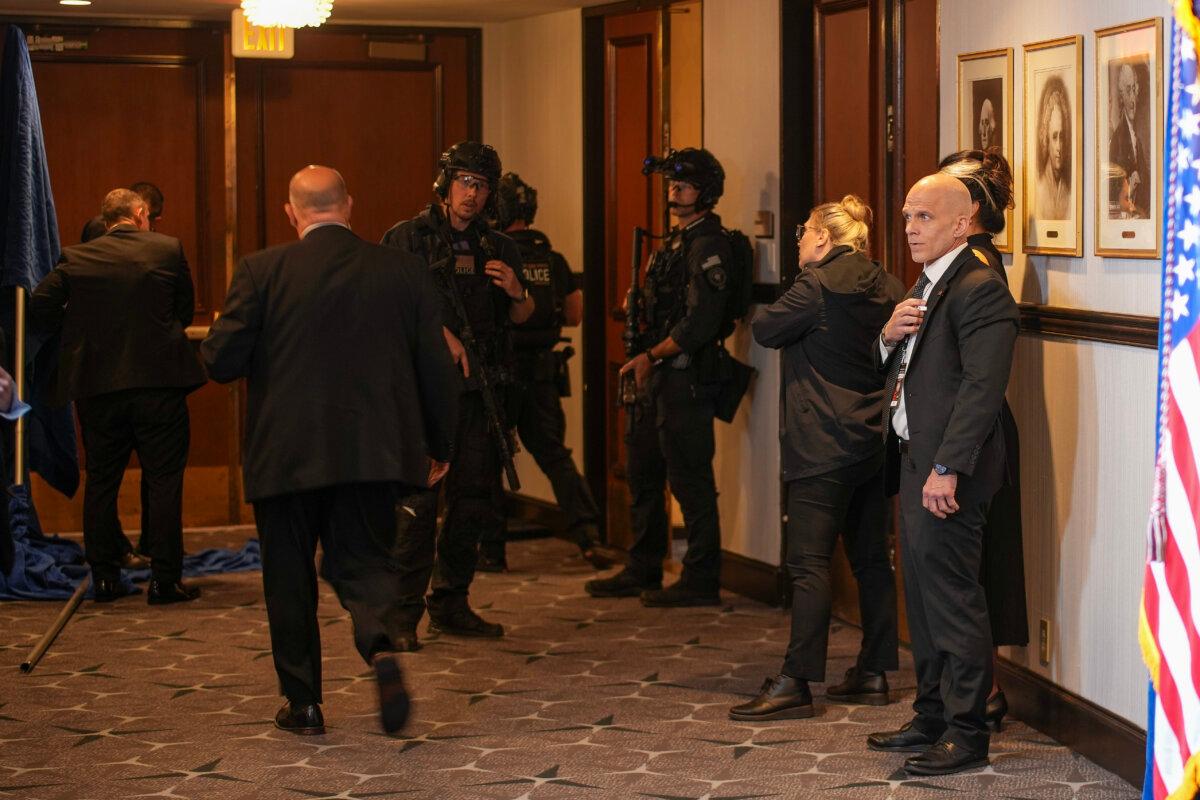 Agents stand guard after an incident at the annual White House Correspondents Association Dinner April 25, 2026 in Washington, DC. (Andrew Harnik/Gettyimages)