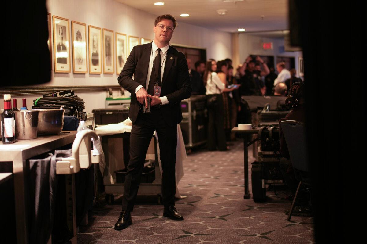 An agent stands guard with his weapon out after an incident at the annual White House Correspondents Association Dinner April 25, 2026 in Washington, DC. (Andrew Harnik/Gettyimages)