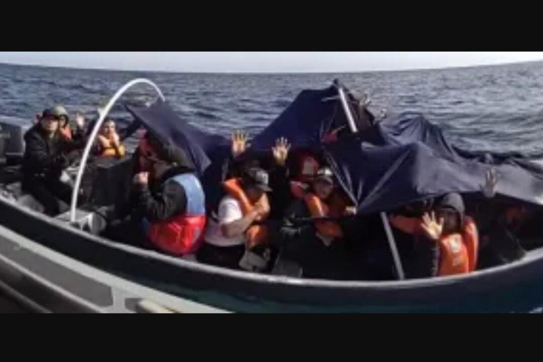 US Authorities Intercept 3 Smuggling Boats, Arrest 60 Individuals