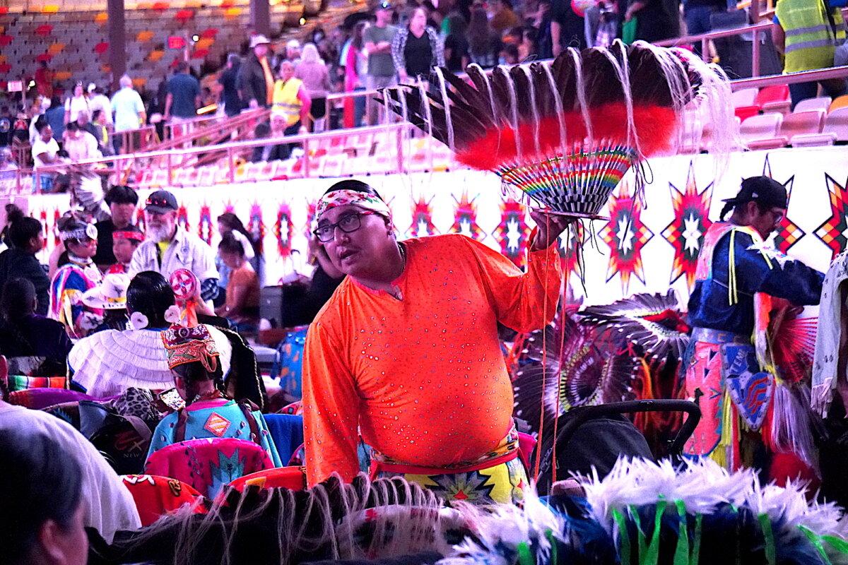 A traditional Native American performer holds up a ceremonial headdress during the final Gathering of Nations powwow in Albuquerque, N.M., on April 24, 2026. (Allan Stein/The Epoch Times)