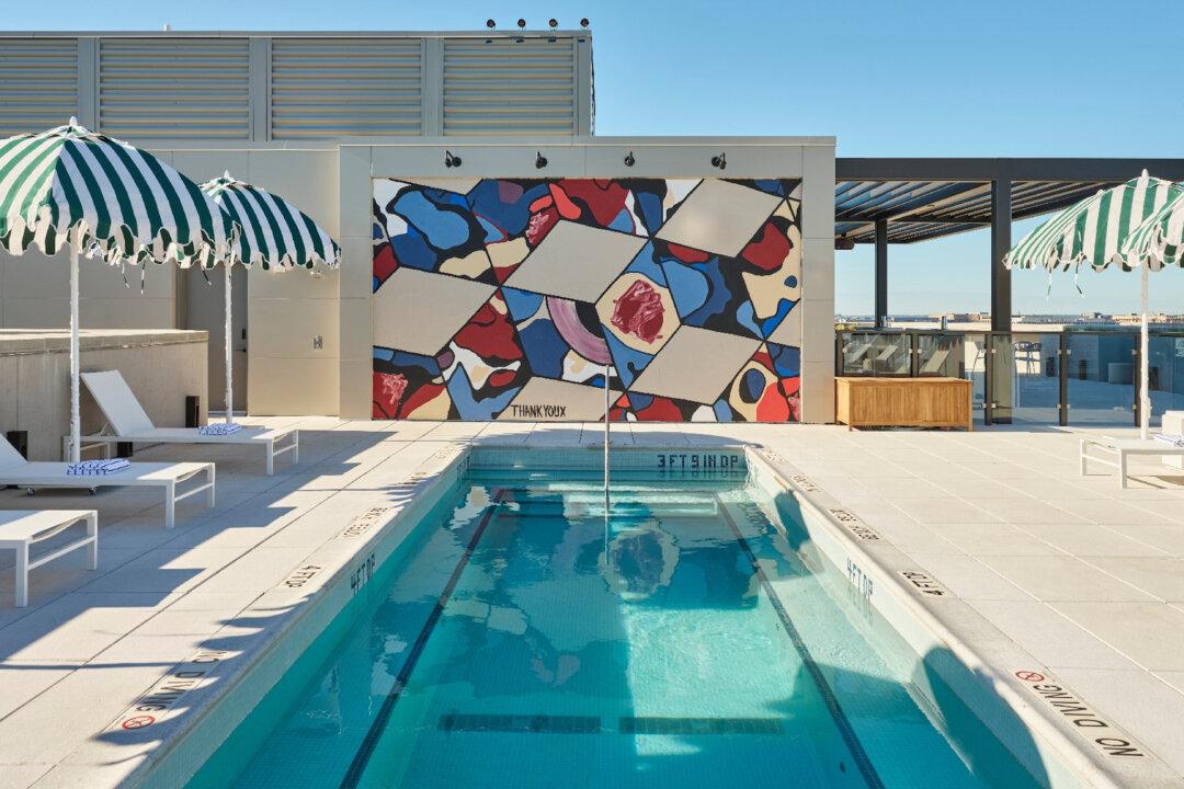 Rooftop Pools Entice Visitors to Major Hotels