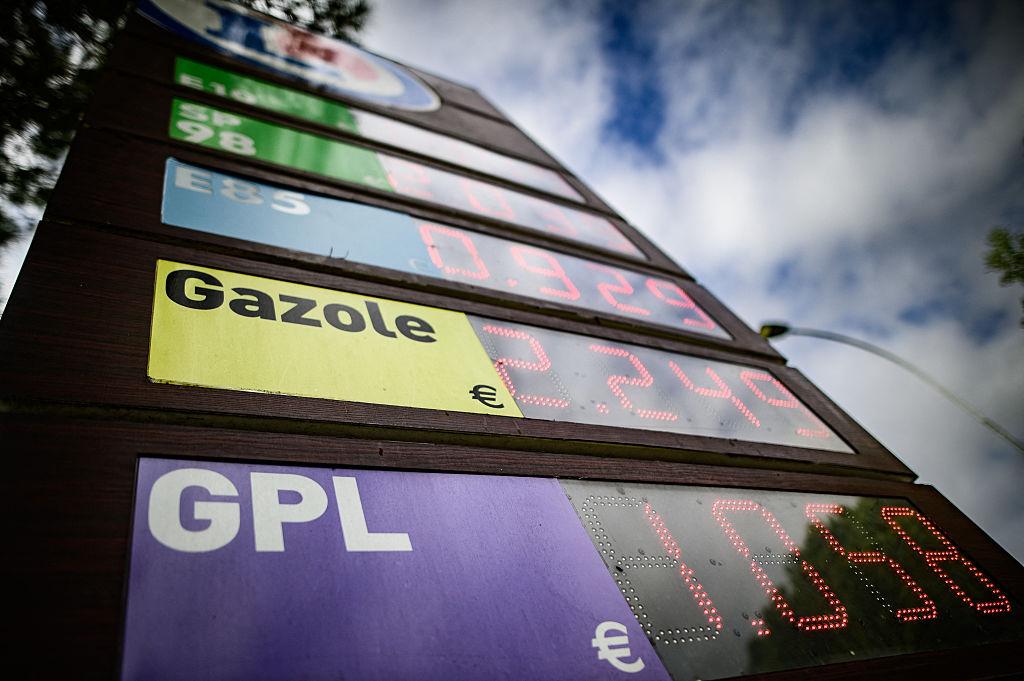 Oil Prices Rise as Stalled Iran Talks Fuel Supply Fears