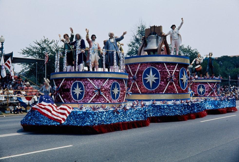A Liberty Bell float from a 1976 Bicentennial parade in the city of Washington. (Public Domain)