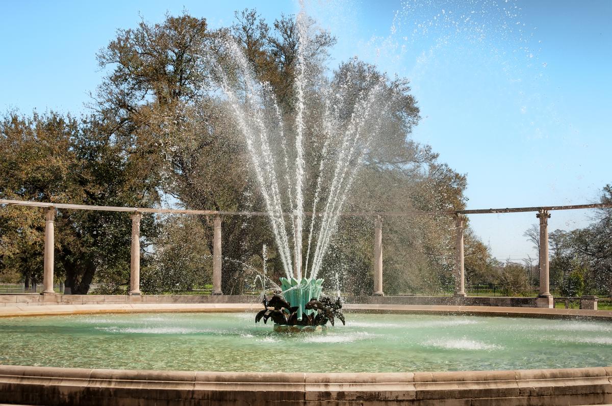 The stunning Popp Fountain, built in 1937, sits within 12 acres of beautifully landscaped grounds in City Park. The 60-foot-wide fountain showcases a dramatic 30-foot water display rising from a cast bronze sculpture of leaping dolphins by artist Enrique Alferez. Expansive walkways and a striking colonnade of 26 Corinthian columns gracefully surround the fountain. (Kathleen K. Parker/Shutterstock)