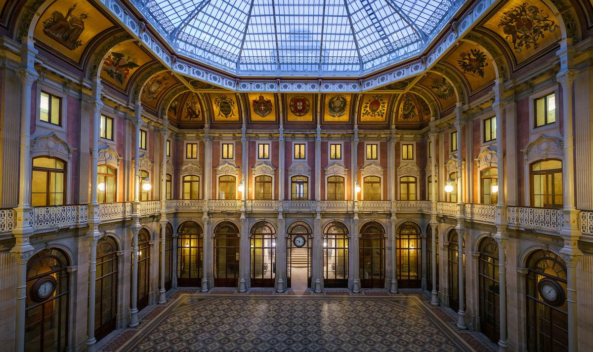 Called the Courtyard of Nations, this internal courtyard’s focal point is a large octagonal glass dome. Numerous first-floor arched windows and door openings, topped with a second-level surround balcony, are flanked by columns. The flooring in this immense space is a repeating Byzantine ceramic tile pattern. (Kraft_Stoff/Shutterstock)