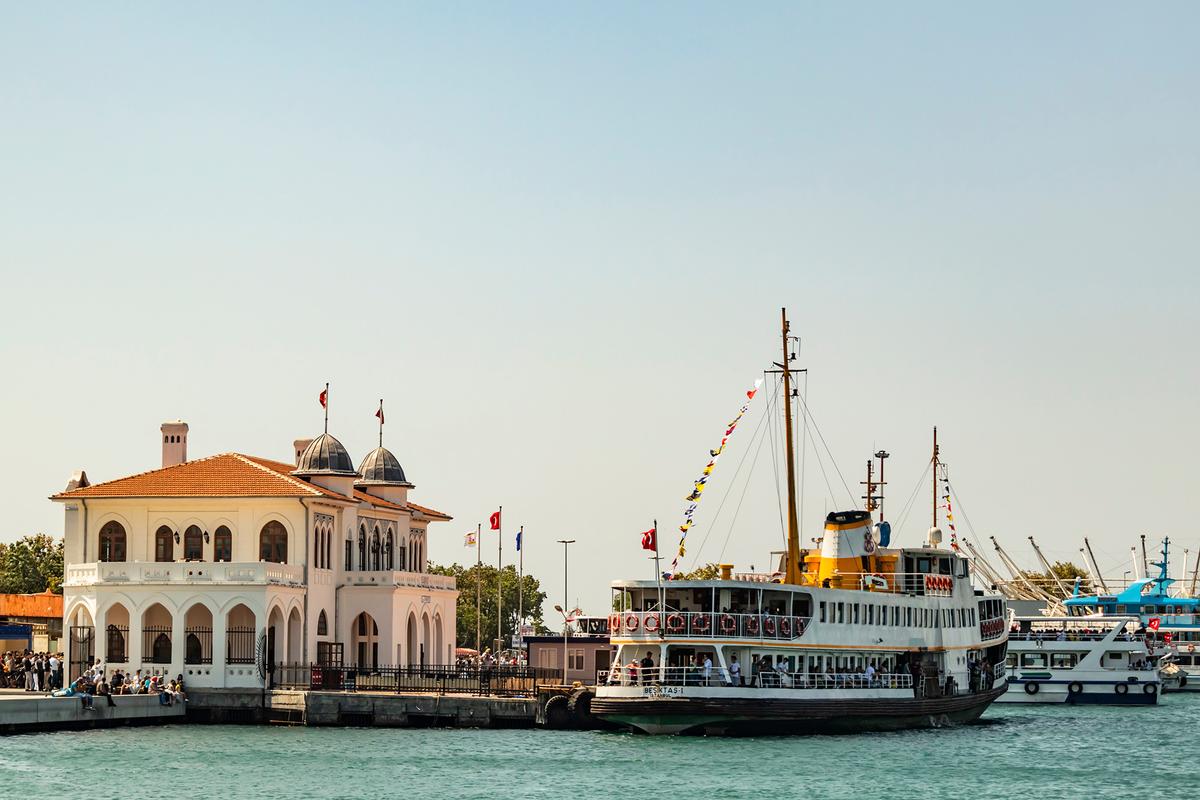 City Lines ferries operate across the Bosphorus, connecting the European and Asian sides of Istanbul. (yilmazsavaskandag/Shutterstock)