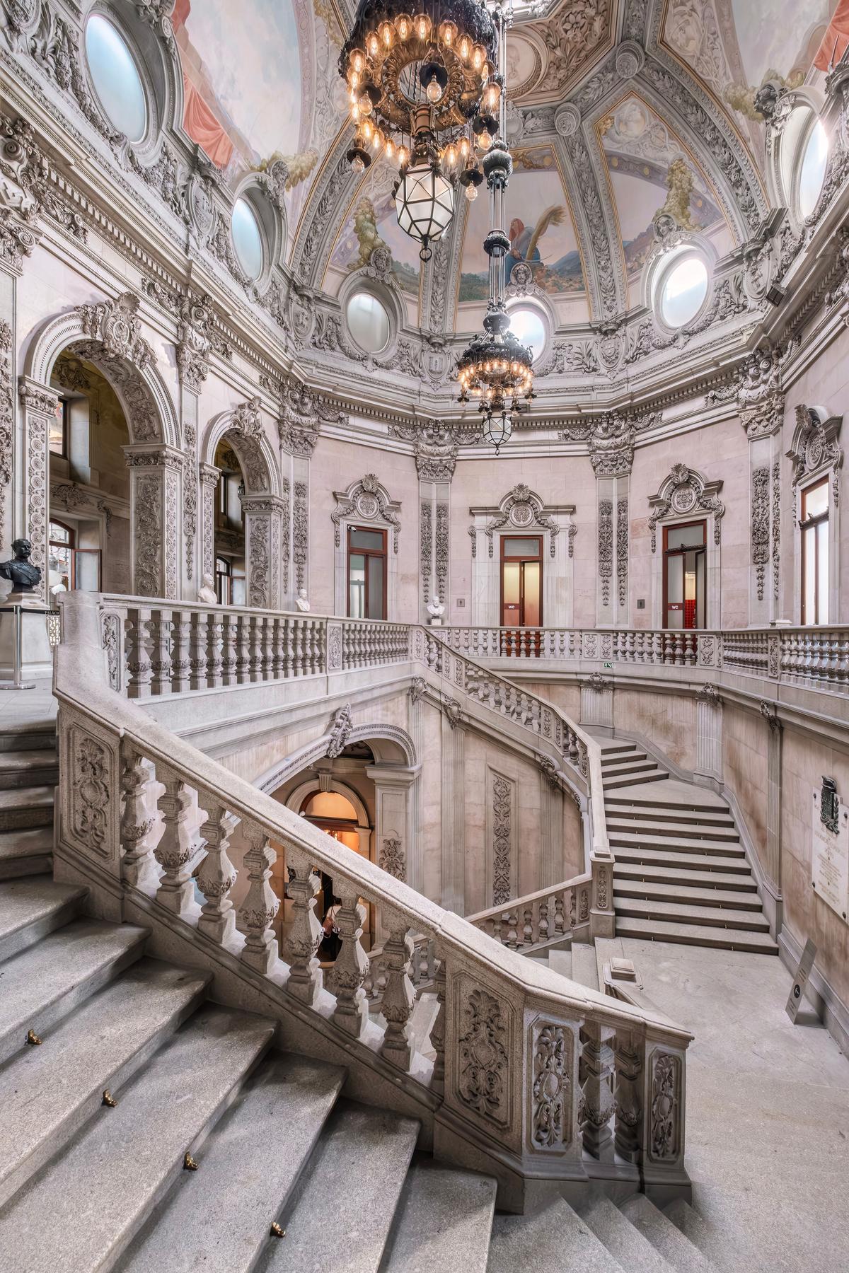 Split over two flights, the grand staircase coordinates with the Stock Exchange Palace’s highly bedecked entryway. The marble staircase, leading from the Hall of Nations to the first-floor rooms, is sumptuously decorated with garlands, fluted pilasters, and columned arches, each festooned with a lavish keystone. Contrasting with all the granite and marble are two large bronze chandeliers and frescoes on the domed ceiling. (ikumaru/Shutterstock)