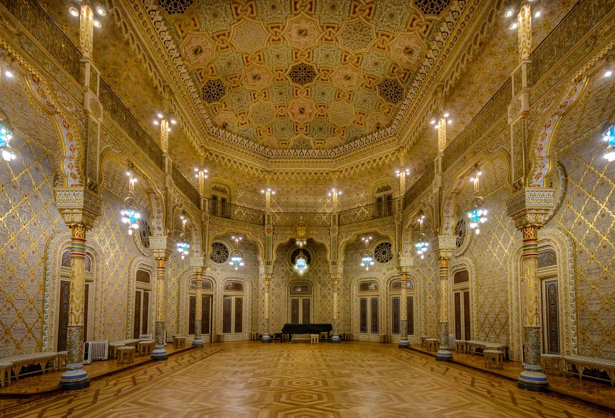 Considered the jewel room of the palace-like building is the Arab Hall. The Moorish Revival-style hall features trefoil-design arches supported by ornamental, multi-layered columns with exaggerated abacuses above the square capitals. Octofoil shapes marry with quatrefoil shapes in the jewel-toned ceiling, while a gilded, diamond-shaped pattern decorates the room’s walls. The parquet flooring of hexagon shapes was created using pieces of mahogany, rosewood, satinwood, and rosewood. (shuttermee/Shutterstock)