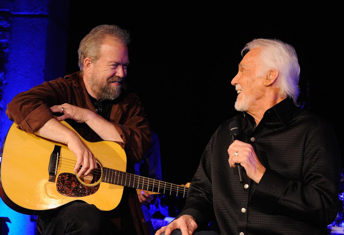 Don Schlitz (L) and Kenny Rogers perform at the Country Music Hall Of Fame And Museum in the Ford Theater as part of Kenny's Artist-in-Residence  in Nashville, 2012. (Rick Diamond/Getty Images)