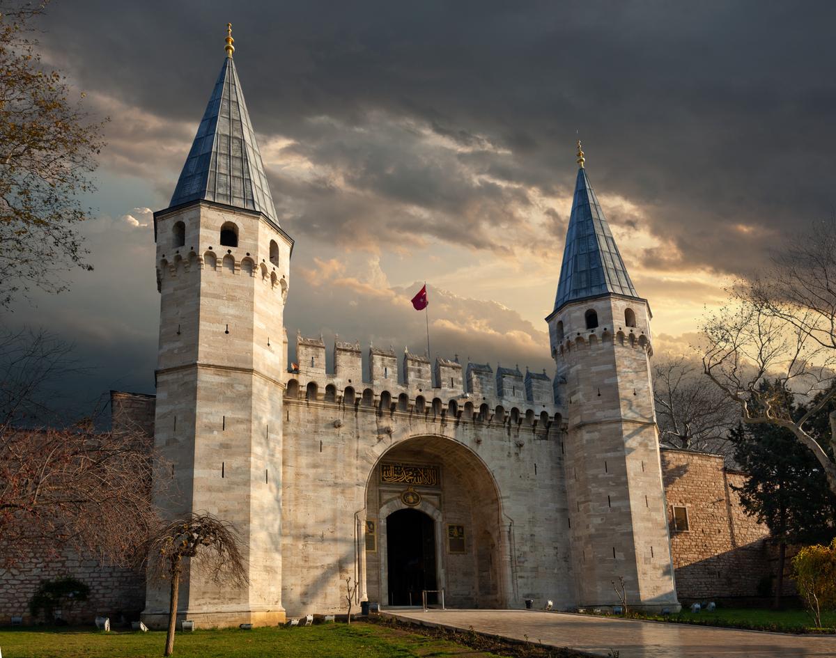 Historically reserved for the sultan and foreign ambassadors, this stately gate now serves as the palace’s main visitor entrance, opening into the First Courtyard. Built in 1478 and later clad in 19th-century marble, it centers on a domed passage adorned with gilded Ottoman calligraphy. (Serhat Akavci/Shutterstock)