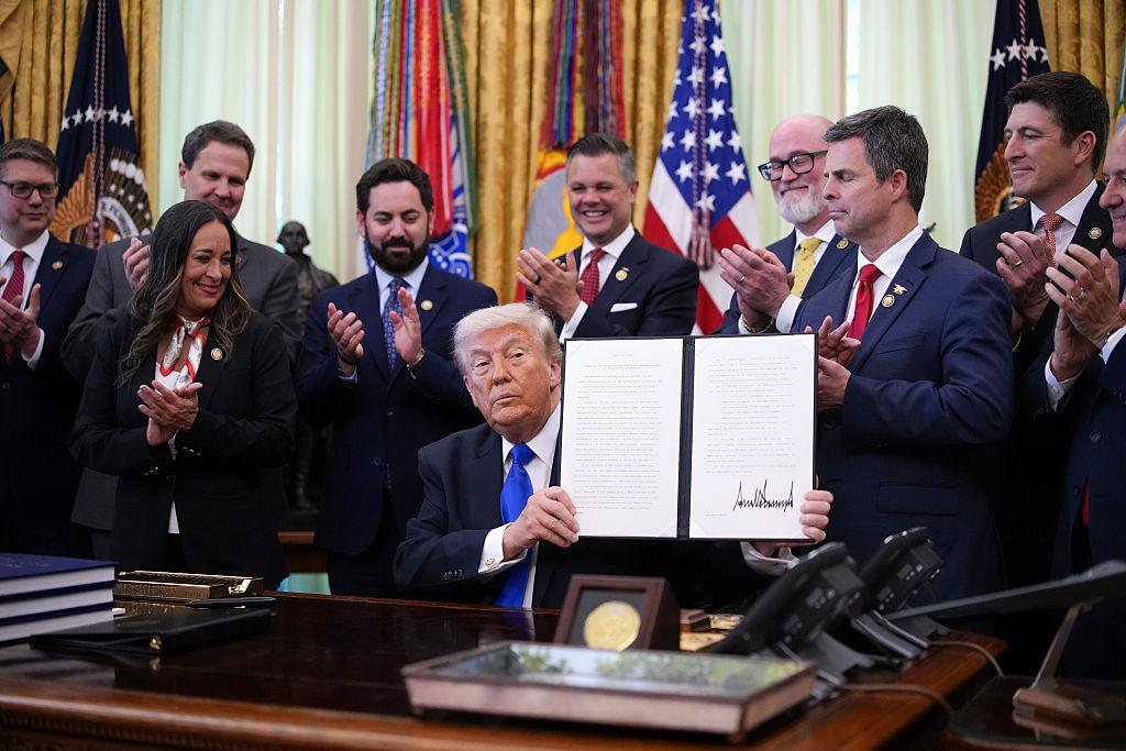 Trump Expands Access to Retirement Accounts; New Video Shows WHCD Shooter Breaching Security | NTD Good Morning (May 1)