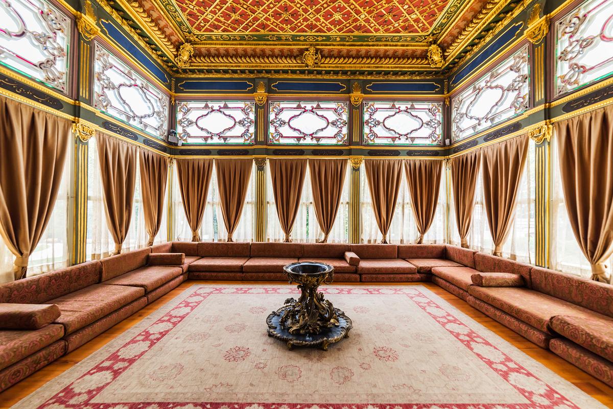 Located in the Fourth Courtyard, the Sofa Pavilion is the only wooden structure in the innermost palace. First built in the late 16th century and later renovated in the 18th century with a whimsical Rococo style, the pavilion blends Ottoman artistic traditions with emerging Western aesthetics. It functioned as an imperial living room where the sultan hosted intimate gatherings, listened to music, and enjoyed poetry with close companions. (Resul Muslu/Shutterstock)