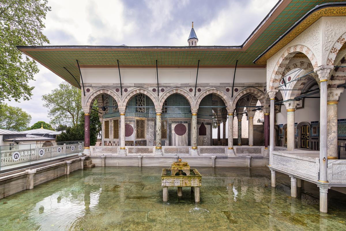 The Iftar Kiosk is a small, open pavilion overlooking the scenic Golden Horn (Inlet of the Bosphorus). It provided a secluded setting for ritual observances, including the breaking of the Ramadan fast, and occasionally hosted ceremonial gift distributions. It is distinguished by an elegant vaulted structure topped with a gilded roof. (Halit Sadik/Shutterstock)
