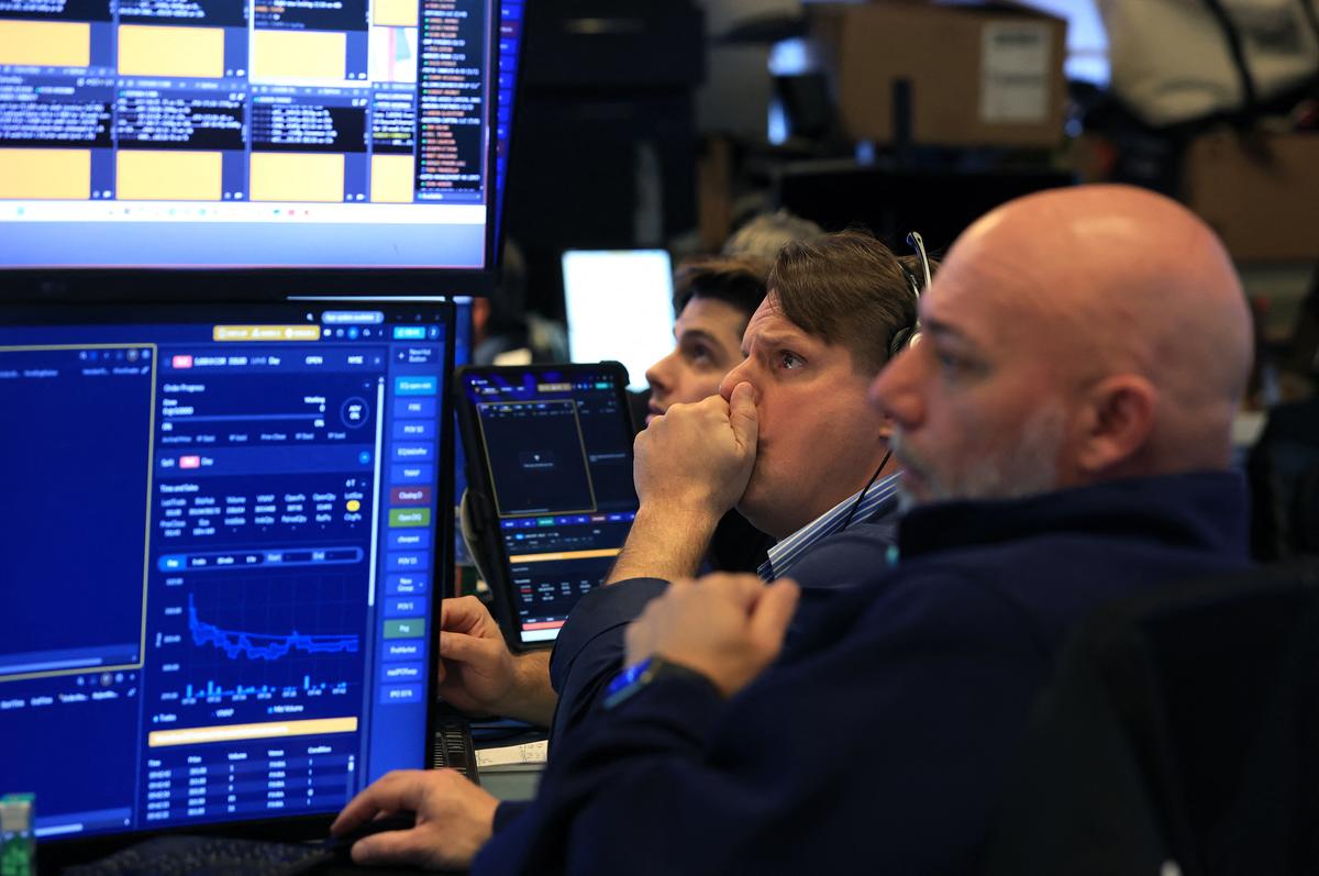 Wall Street Review: Nasdaq Closes Above 25,000 for 1st Time Ever on Strong Tech Earnings