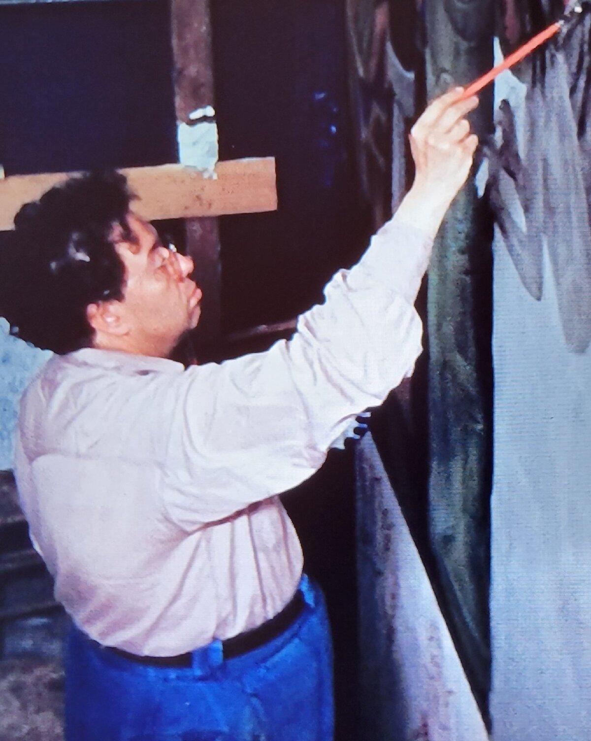 Diego Rivera paints a mural in Mexico City in 1940. (Photo courtesy of Jim Farber)