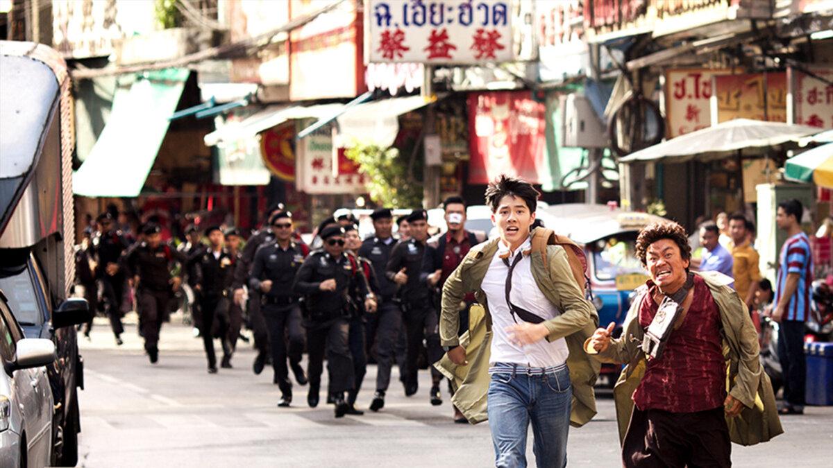 Tang Ren (Wang Baoqiang) and Qin Feng (Haoran Liu) run at a breakneck pace, in “Detective Chinatown.” (GJW+)