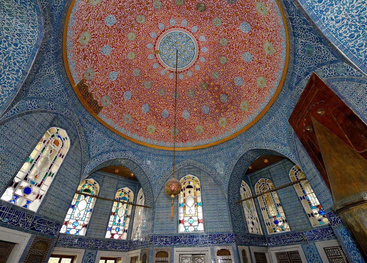 The Baghdad Pavilion was built in the early 17th century to commemorate the Ottoman conquest of Baghdad. It follows a four-iwan plan, with a central domed space and four vaulted halls arranged symmetrically in a cross-axial layout. The domed ceiling is a kaleidoscope of floral and geometric patterns. (Reimar/Shutterstock)