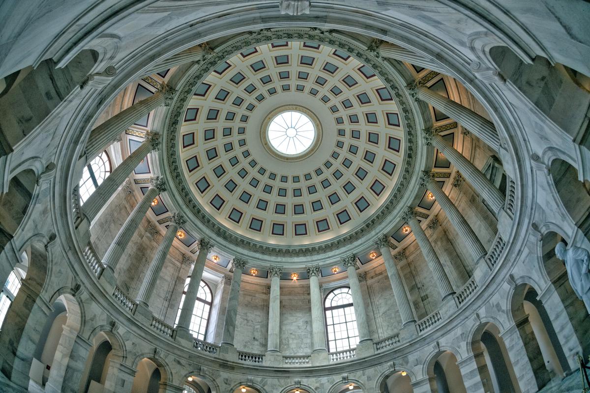Supported by 18 commanding Corinthian columns is a coffered-style dome. Its core oculus, with a geometric, sun-like glass design, allows light into the immense rotunda. Under the dome’s balconied base is a series of arches garnished with keystones. (Andrea Izzotti/Shutterstock)