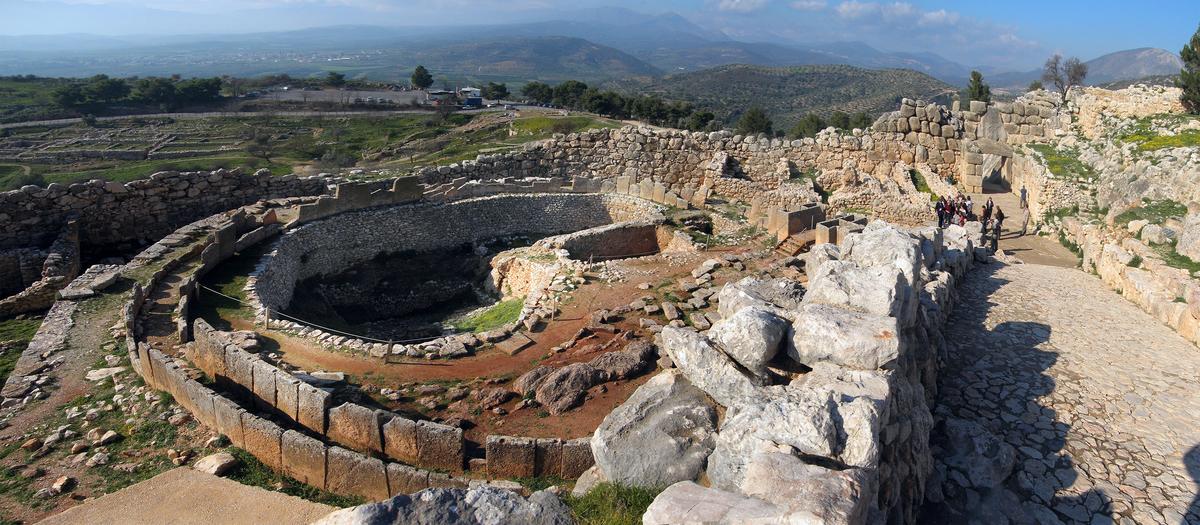 The Grave Circle A, and the main entrance of the citadel (Left), at Mycenae. (<a class="external text" href="http://foto.andreas-trepte.de/" rel="nofollow">Andreas Trepte</a>/ <a title="Category:CC-BY-SA-2.5" href="https://commons.wikimedia.org/wiki/Category:CC-BY-SA-2.5">CC-BY-SA-2.5</a>)