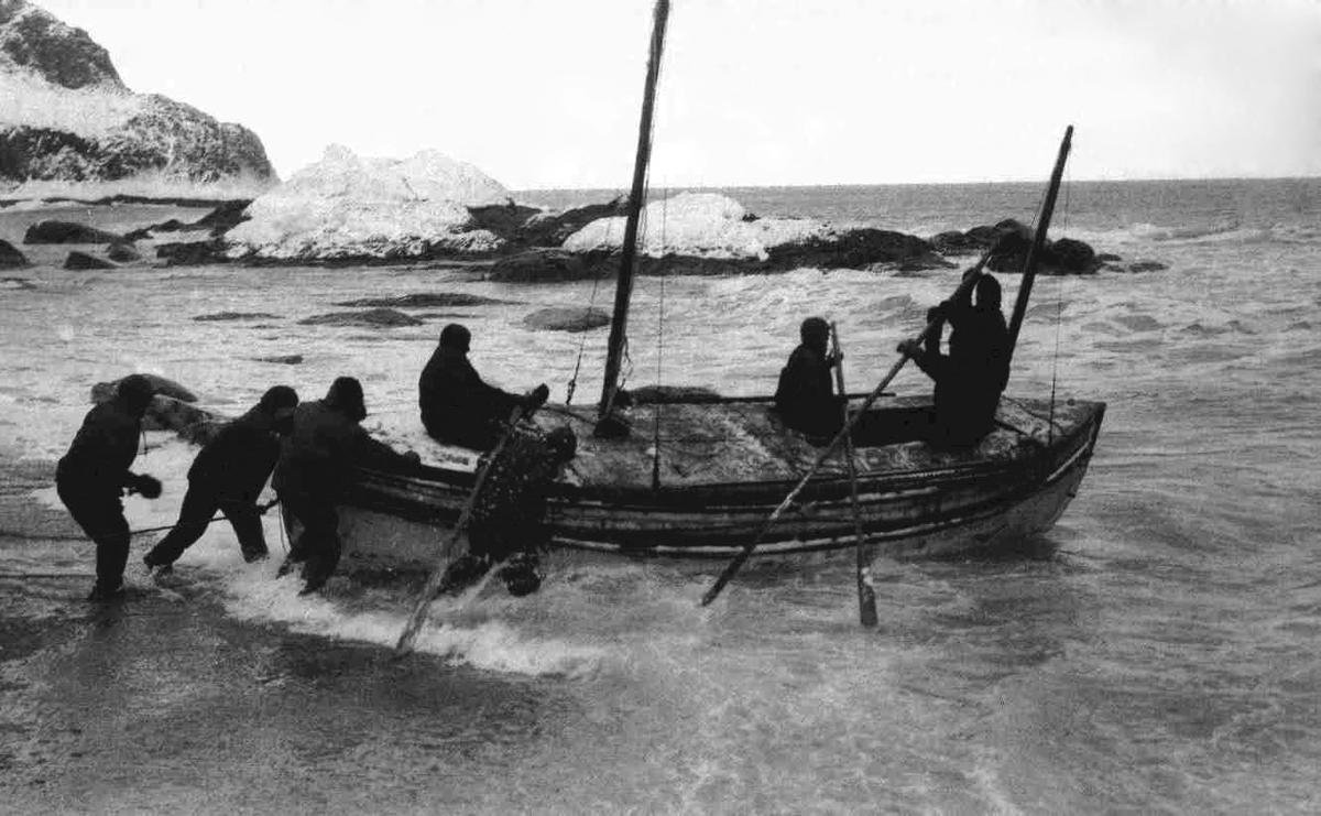 Ernest Shackleton and his crew launch the James Caird from the shores of Elephant Island on April 24, 1916. (Public domain)
