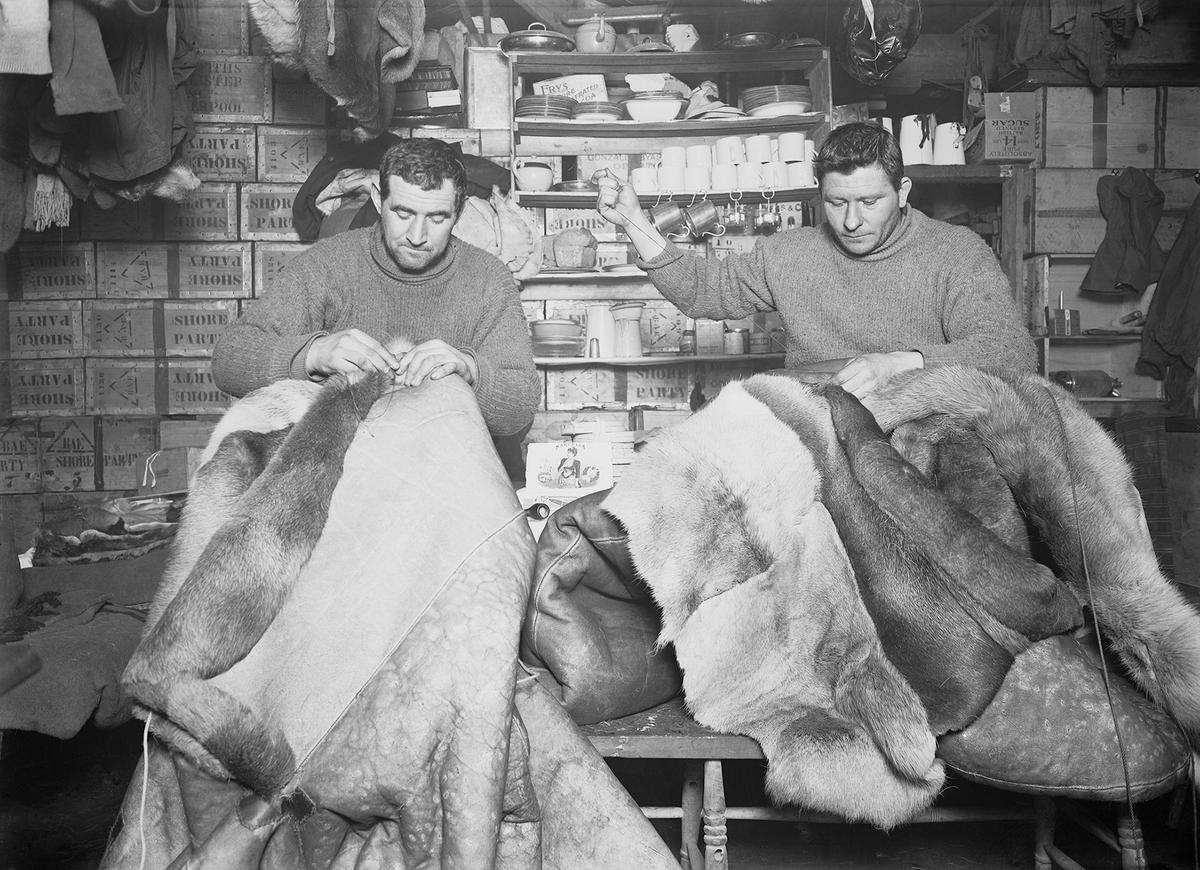 Edgar Evans (L) and Tom Crean mend sleeping bags during Robert Falcon Scott's Antarctic Expedition, May 16, 1911. (Public domain)