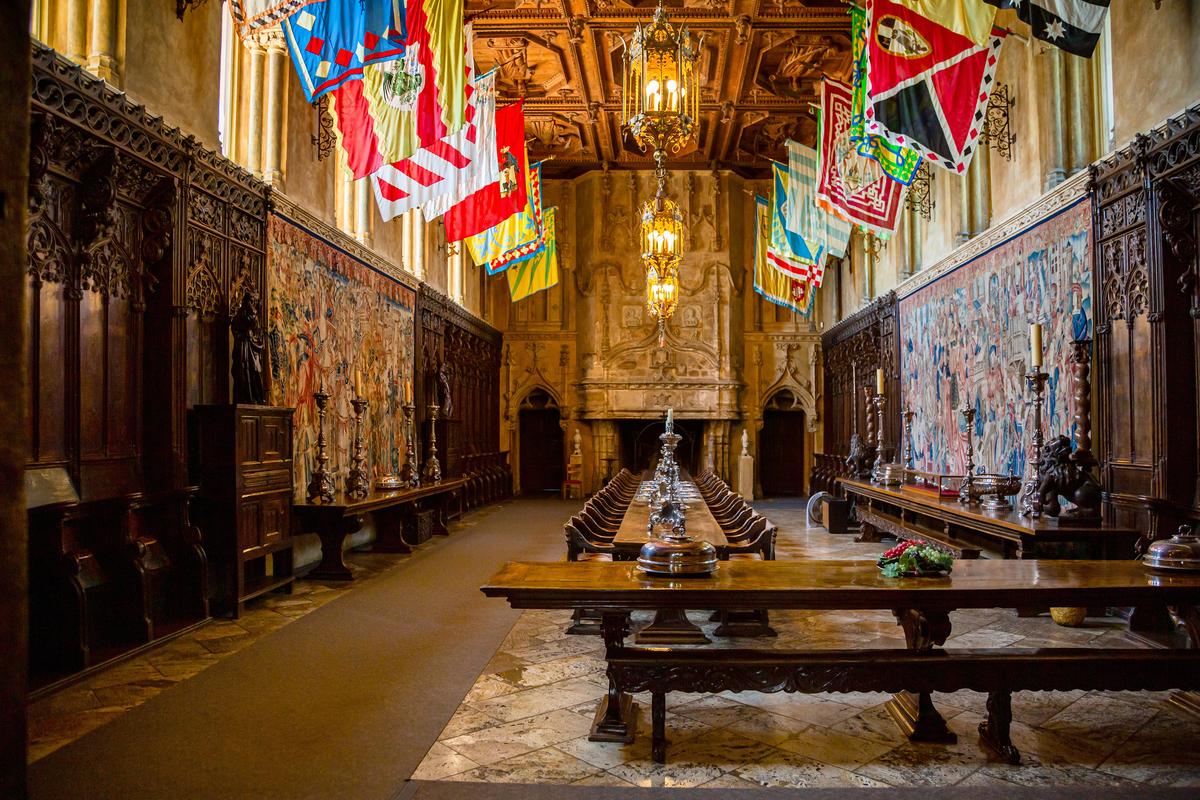 Named after a monastery dining hall, the Refectory blurs centuries with theatrical flair. Fourteenth-century Palio banners from Siena, Italy, drape the walls; silver candlesticks gleam beneath coffered ceilings; and the long wooden tables evoke a medieval great hall. Yet William Randolph Hearst insisted on informality, and mustard and ketchup bottles sat alongside the splendor, a reminder that this was, above all, his ranch. (DimaSid/Shutterstock)