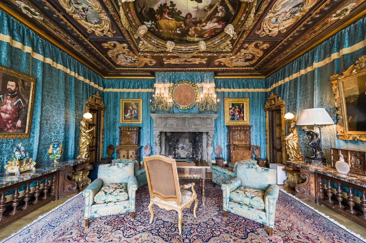 The Casa Grande suite was modeled on the Gothic chambers of Doge's Palace in Venice, Italy. The room is anchored by a breathtaking 18th-century Italian painted-and-gilded ceiling, acquired from the estate of architect Stanford White, who had installed it in his own townhouse in the New York City borough of Manhattan. (gnohz/Shutterstock)