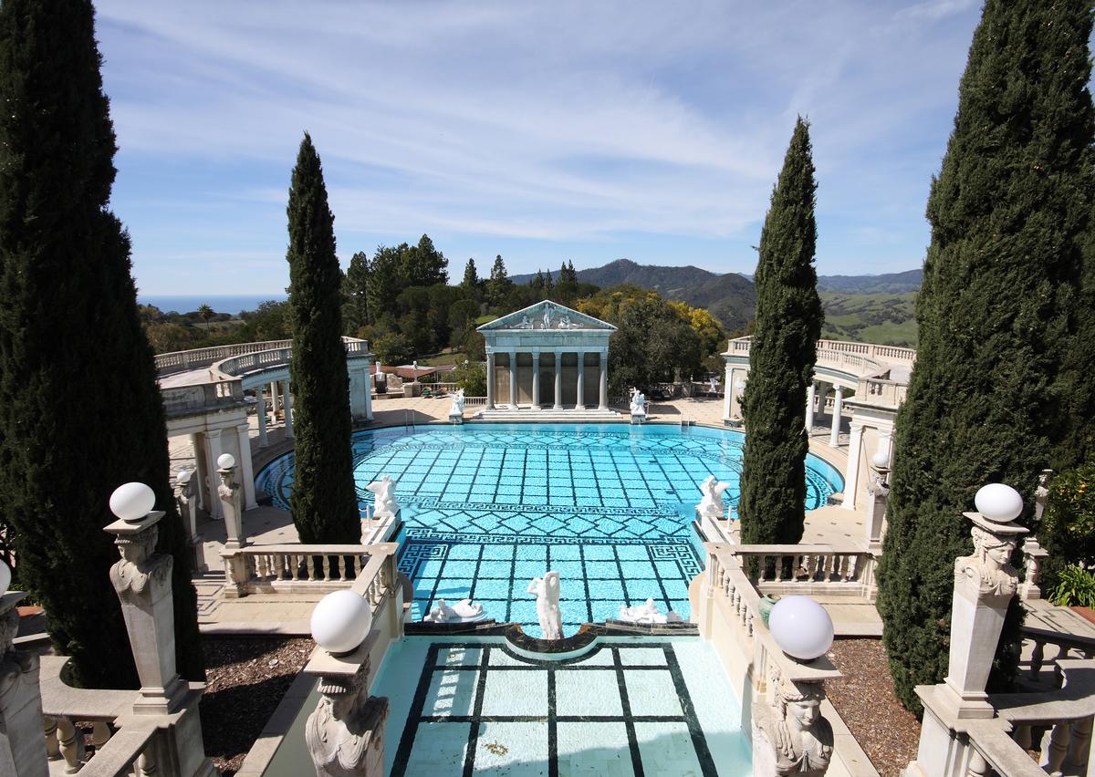 Overlooking the dramatic California coastline, this magnificent turquoise blue pool stretches 104 feet long and holds 345,000 gallons of water. Its basin and alcove are lined with Vermont marble and serpentine tile. Reconstructed Roman temple fragments form the centerpiece, complemented by sculptures by Charles Cassou. Redesigned three times to perfect its proportions and visual harmony, the pool reaches 10 feet deep at the drains. (Evan Meyer/Shutterstock)