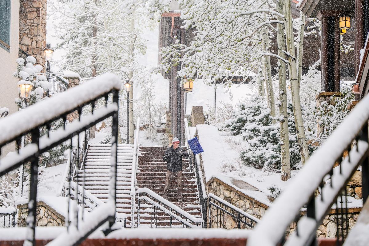 A Late Spring Snowstorm Slams Colorado, Closing Schools and Disrupting Commuters