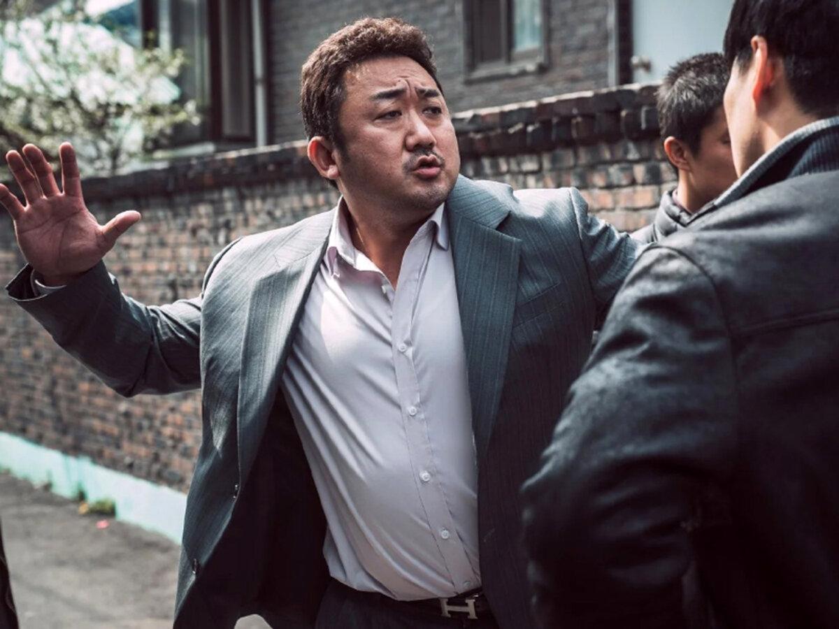 Ma Seok-do (Ma Dong-seok) deals with the bad guys, in “The Outlaws.” (GJW)
