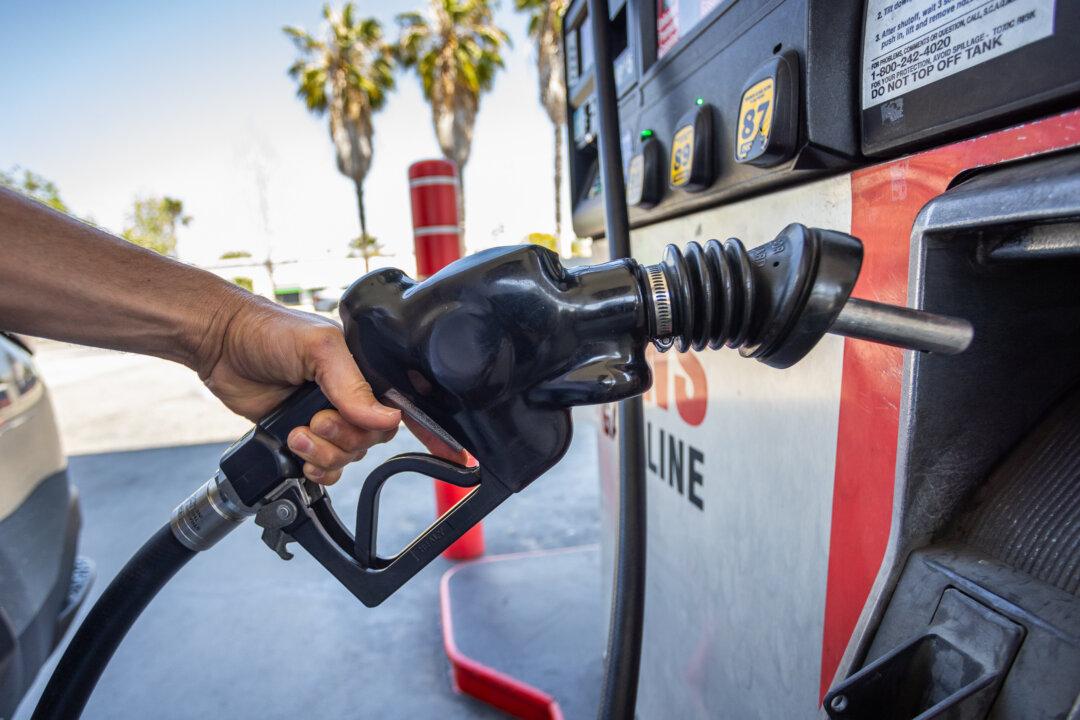 US Gasoline Prices Below $4 a Gallon for First Time Since April